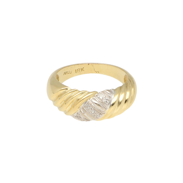 Anillo diseño especial con diamantes en oro amarillo 18 kilates.