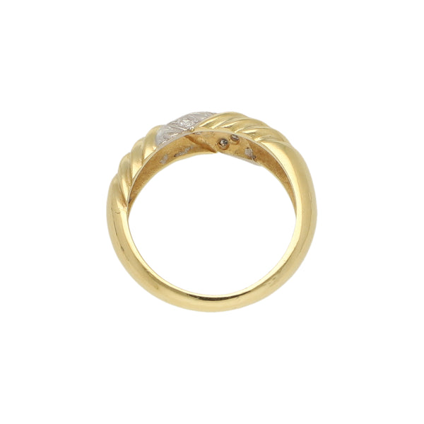 Anillo diseño especial con diamantes en oro amarillo 18 kilates.