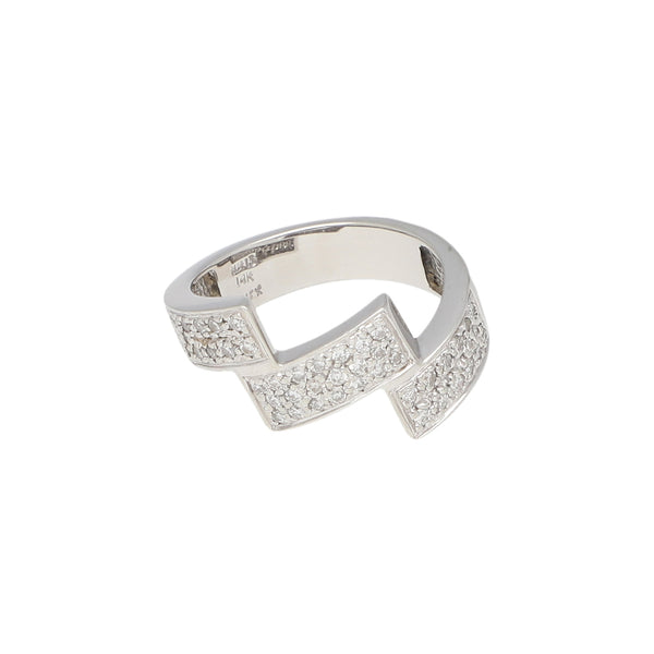 Anillo diseño especial con diamantes en oro blanco 14 kilates.