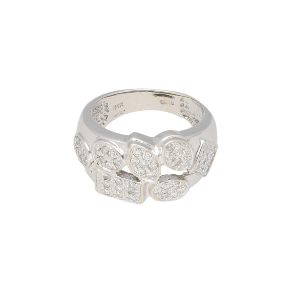 Anillo diseño especial con diamantes en oro blanco 14 kilates.