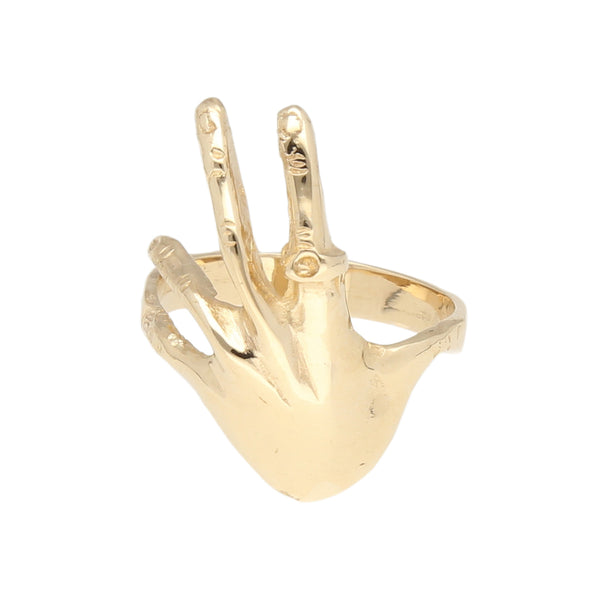 Anillo diseño especial motivo mano en oro amarillo 14 kilates.