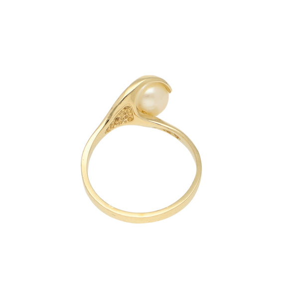 Anillo diseño especial con perla en oro amarillo 14 kilates.