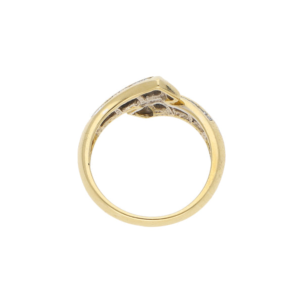 Anillo estilizado con diamantes en oro amarillo 18 kilates.