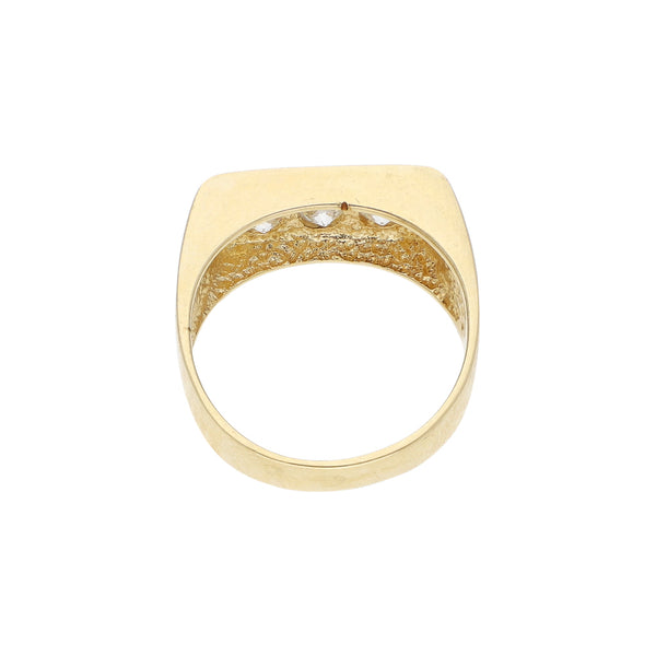 Anillo tipo sello con circonias en oro amarillo 14 kilates.