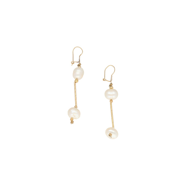 Aretes diseño especial con perlas y colgantes en oro amarillo 14 kilates.