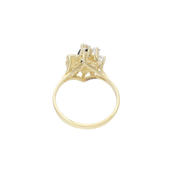 Anillo diseño especial con zafiro y circonias en oro amarillo 14 kilates.