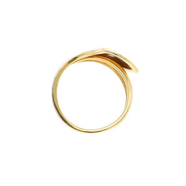 Anillo estilizado en oro amarillo 18 kilates.