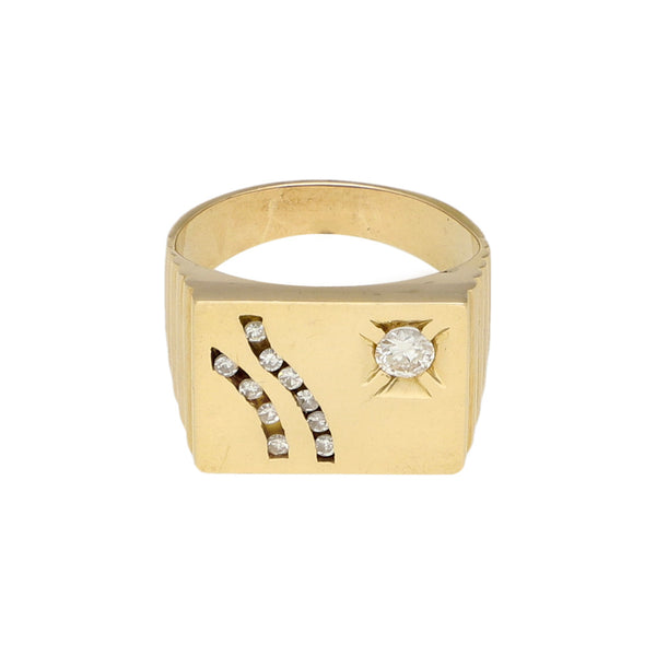 Anillo tipo sello con diamantes en oro amarillo 14 kilates.