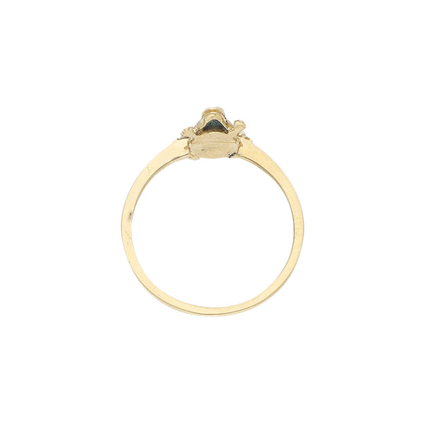 Anillo estilizado motivo rana con sintético en oro amarillo 14 kilates.