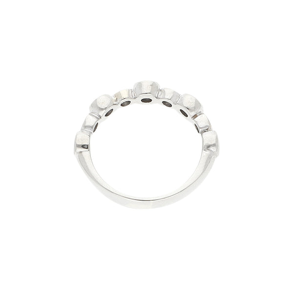 Anillo diseño especial con diamantes en oro blanco 14 kilates.