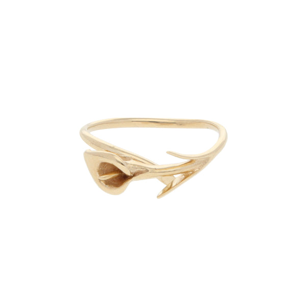 Anillo estilizado motivo flor en oro amarillo 14 kilates.