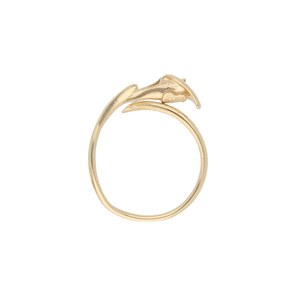 Anillo estilizado motivo flor en oro amarillo 14 kilates.