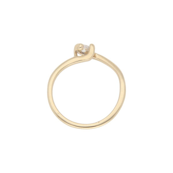 Anillo solitario con diamante en oro amarillo 14 kilates.