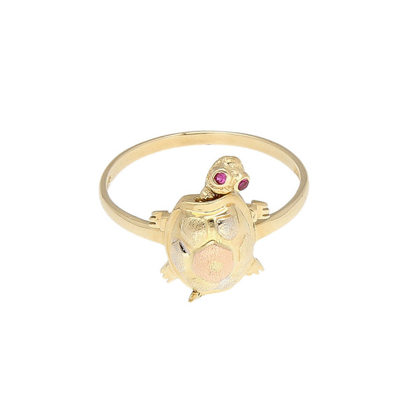 Anillo diseño especial motivo tortuga con sinteticos en oro amarillo 14 kilates.