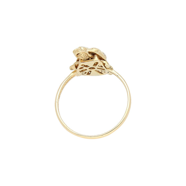 Anillo diseño especial motivo tortuga con sinteticos en oro amarillo 14 kilates.