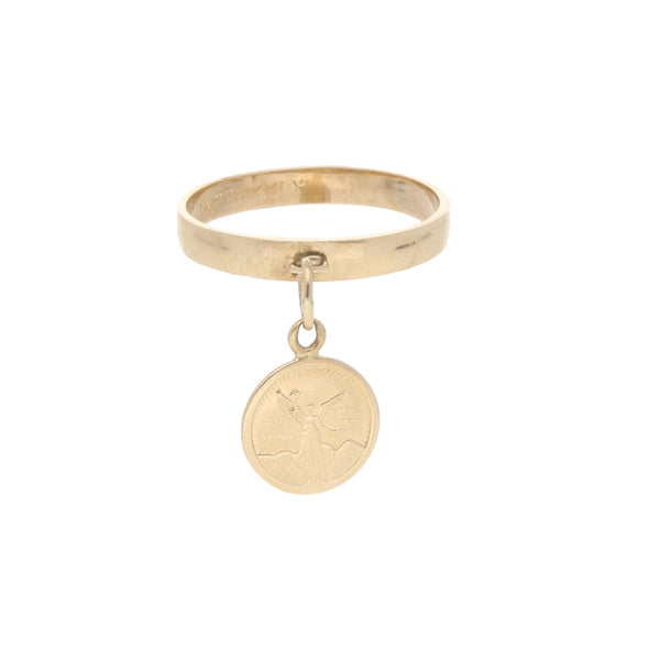 Anillo liso con colgante motivo moneda en oro amarillo 14 kilates.