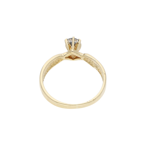 Anillo solitario con diamante en oro amarillo 14 kiltes.