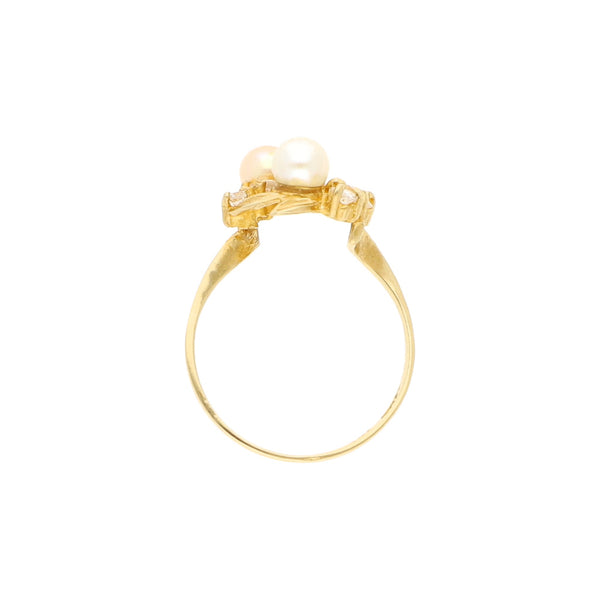 Anillo diseño especial con perlas y sintéticos en oro amarillo 14 kilates.