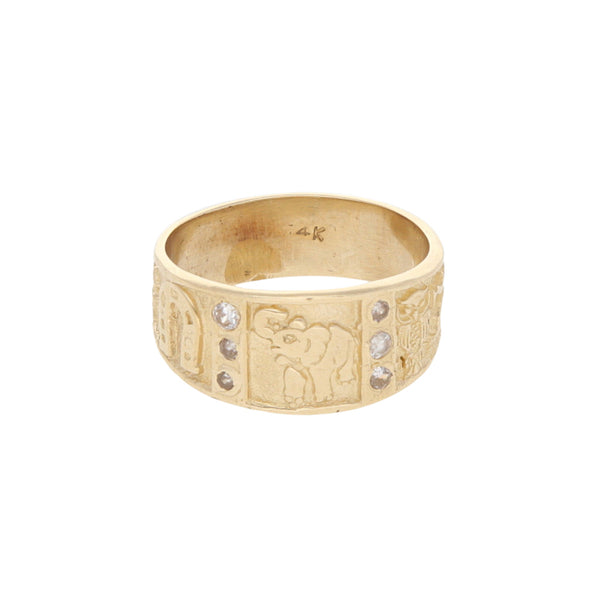 Anillo diseño especial con motivos de la suerte y circonias en oro amarillo 14 kilates.