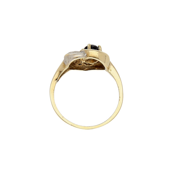 Anillo diseño especial motivo corazón con sinteticos en oro amarillo 14 kilates.