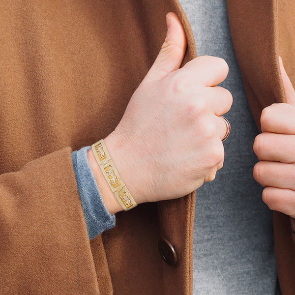 Pulsera eslabón articulado con aplicaciones motivo pantera en oro dos tonos 14 kilates.