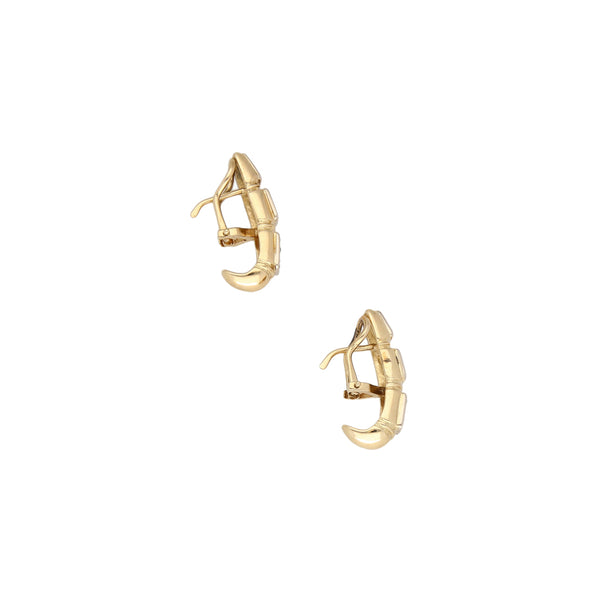 Aretes estilizados con diamantes, rubíes y zafiros en oro amarillo 14 kilates.