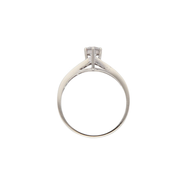 Anillo estilizado con circonias en oro blanco 14 kilates.