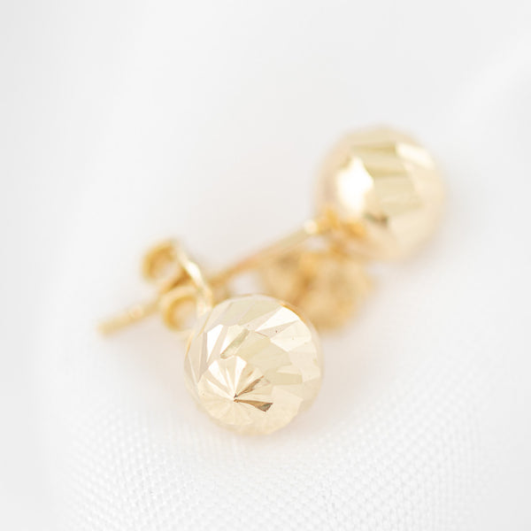 Aretes huecos motivo esfera en oro amarillo 14 kilates.