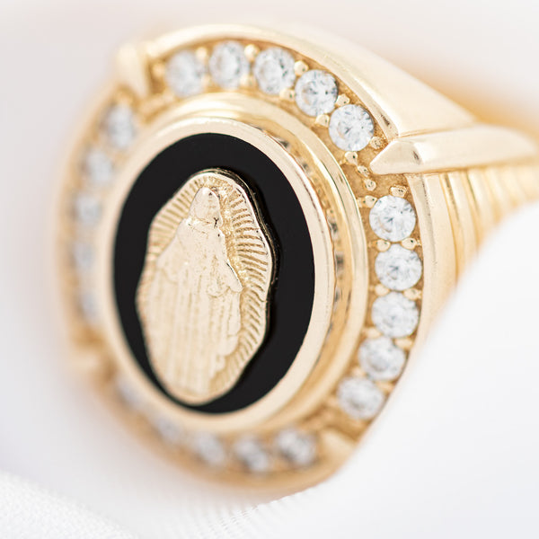 Anillo tipo sello motivo Virgen de Guadalupe con sintéticos en oro amarillo 14 kilates.