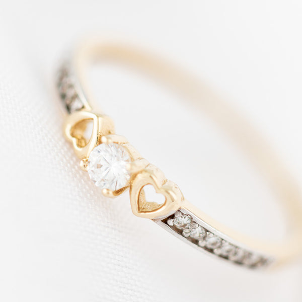Anillo diseño especial con circonias en oro amarillo 14 kilates.