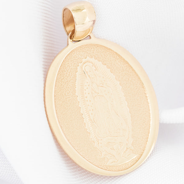 Medalla diseño especial motivo Virgen de Guadalupe en oro amarillo 14 kilates.