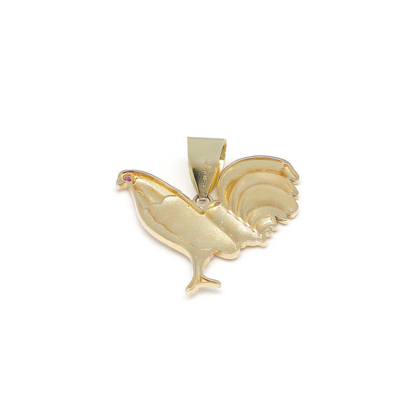 Dije diseño especial motivo gallo con sintético en oro amarillo 14 kilates.