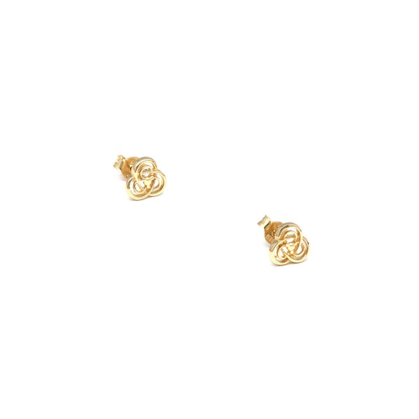 Aretes calados en oro amarillo 14 kilates.