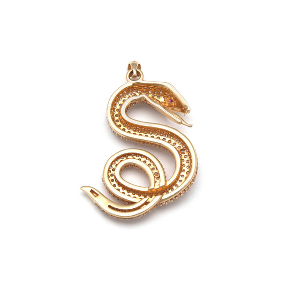 Dije diseño especial motivo serpiente con sintéticos en oro amarillo 14 kilates.