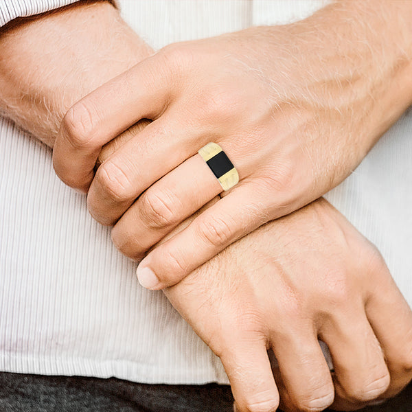 Anillo tipo sello con ónix en oro amarillo 14 kilates.