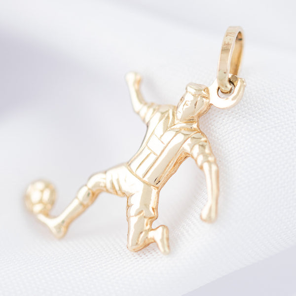 Dije diseño especial motivo jugador de futbol soccer en oro amarillo 14 kilates.