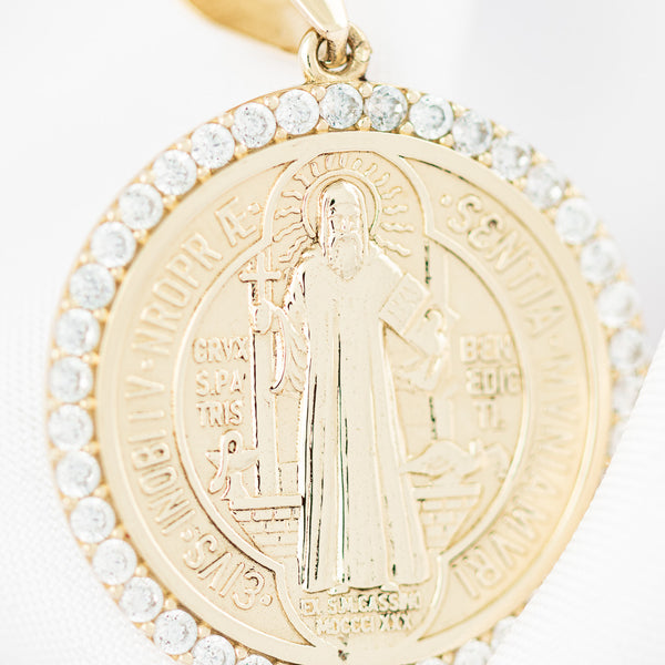 Medalla troquelada motivo San Benito con circonias en oro amarillo 14 kilates.