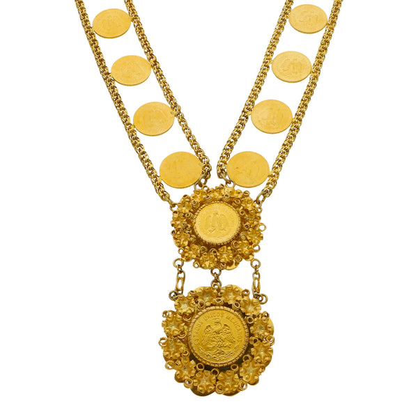 Pectoral de dos hilos eslabón tejido con veintitrés monedas de dos pesos y medio, una moneda de cinco pesos oro mexicano 21.6 kilates y aplicaciones en oro amarillo 12 kilates en oro amarillo 14 kilates.