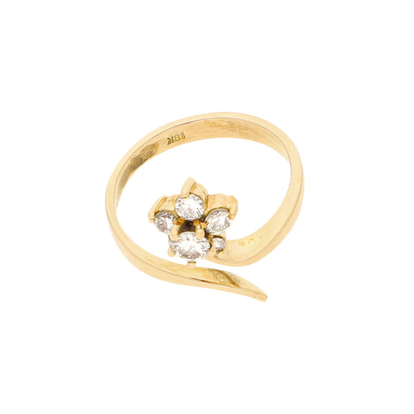 Anillo ondulado motivo flor con diamantes en oro amarillo 16 kilates.