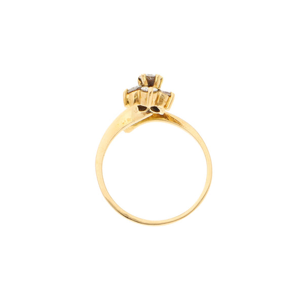 Anillo ondulado motivo flor con diamantes en oro amarillo 16 kilates.