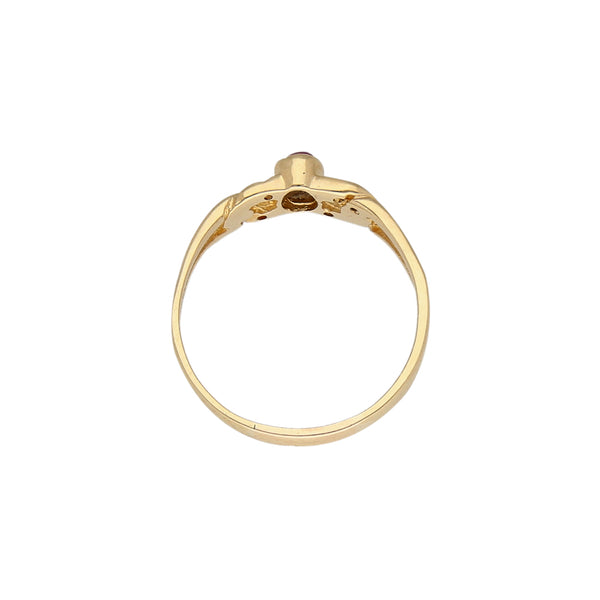 Anillo calado con rubí estrella y circonias en oro amarillo 14 kilates.