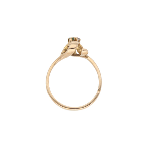 Anillo estilizado con esmeralda y circonia en oro amarillo 14 kilates.