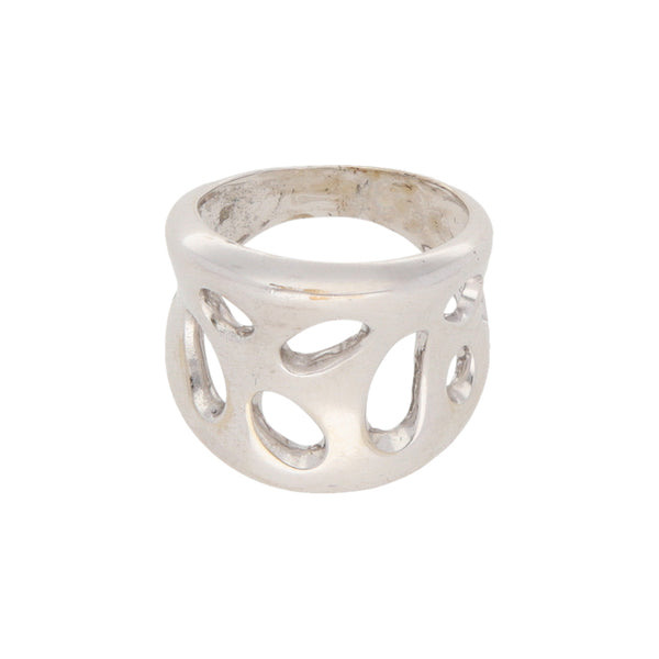 Anillo calado en oro blanco 14 kilates.