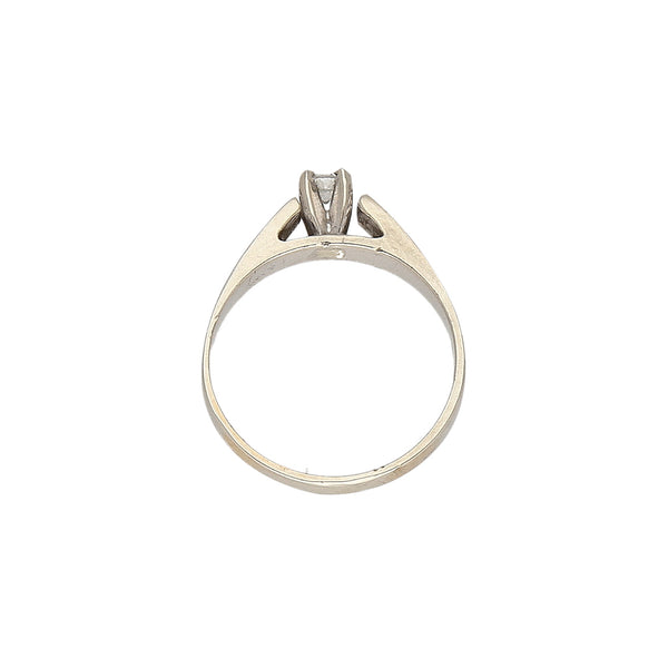 Anillo diseño especial con diamante en oro blanco 14 kilates.