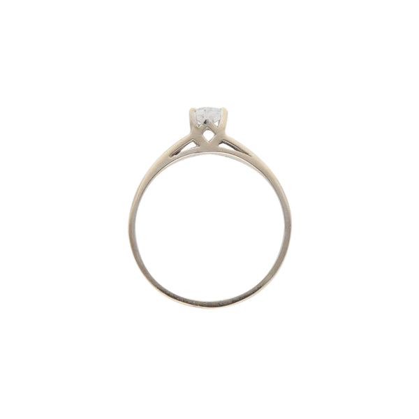 Anillo estilizado con circonia en oro blanco 14 kilates.