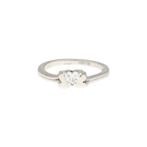 Anillo estilizado con diamante en oro blanco 14 kilates.