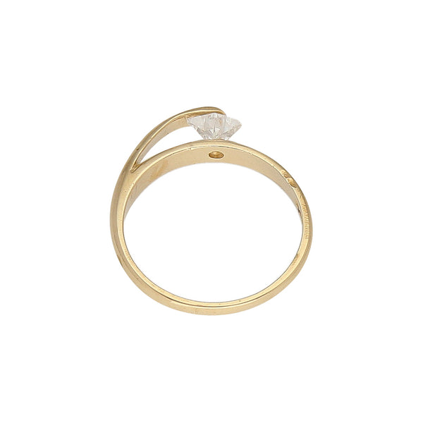 Anillo estilizado con circonia en oro amarillo 14 kilates.