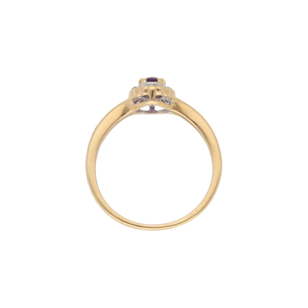 Anillo diseño especial con diamantes y sintético en oro amarillo 18 kilates.