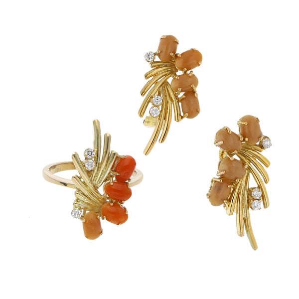 Juego de anillo y aretes calados con circonias y coral en oro amarillo 14 kilates.