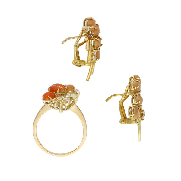 Juego de anillo y aretes calados con circonias y coral en oro amarillo 14 kilates.